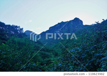 從登山道看到的斜嶽山頂 110623982