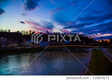 奧地利薩爾斯堡 — 薩爾察赫河對岸的黃昏現代藝術博物館 110624271