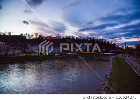 奧地利薩爾斯堡 — 薩爾察赫河對岸的黃昏現代藝術博物館 110624273