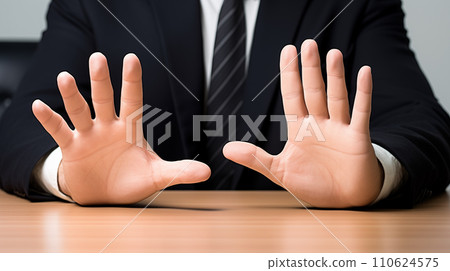 一個商人舉起手的手 110624575