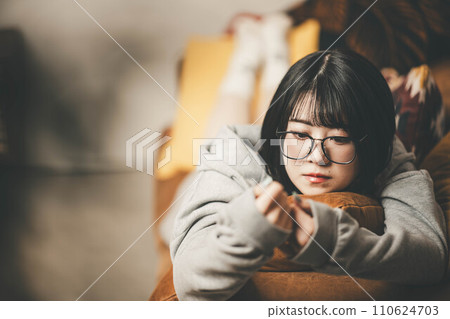 A woman lying on the sofa and relaxing 110624703