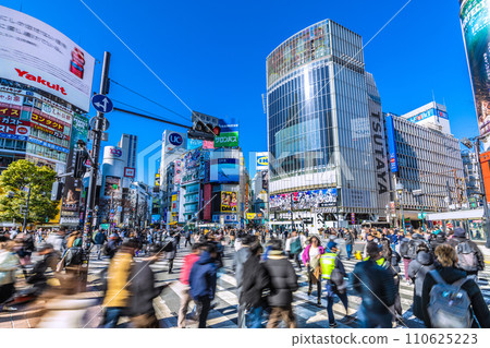 日本東京街景JN.1增加...無需公車...繁華的澀谷。新的一年的希望之光... = 2020 年 1 月 15 日 110625223