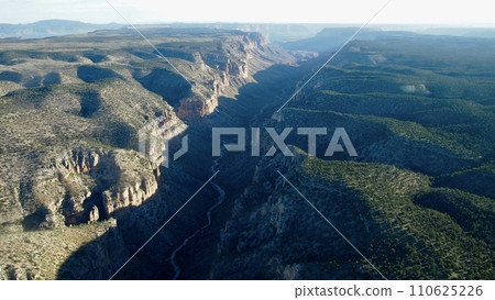 大峽谷南緣附近的航拍照片 110625226