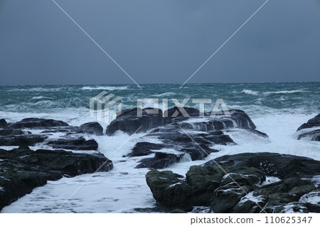 Sea of Japan in winter 110625347