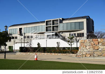 尼崎市中央圖書館 尼崎市中央圖書館 110625550