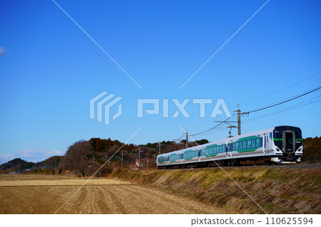The bell of the new year flies over the Narita Line, the limited express train Musashino 110625594