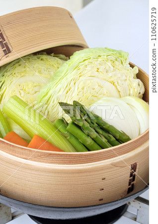 Steamed vegetables 110625719