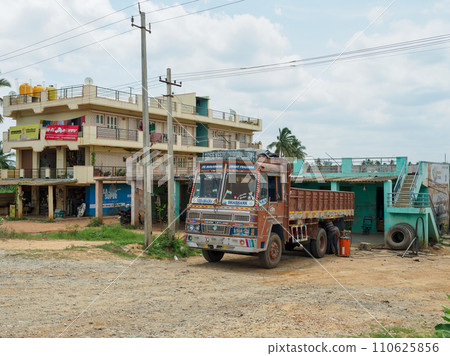 India_Scenery of colorfully decorated trucks 110625856
