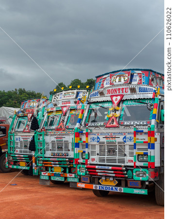 印度_色彩繽紛的卡車風景 印度_色彩繽紛的卡車風景 110626022