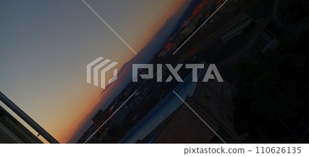 從住宅區看到的日落天空 從住宅區看到的日落天空 110626135