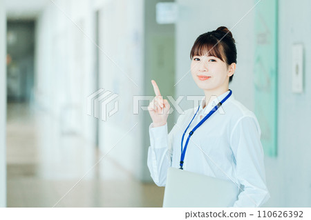 Business person standing in the aisle Photography cooperation: Ariake College of Education and Arts Business person standing in the aisle Photography cooperation: Ariake College of Education and Arts 110626392