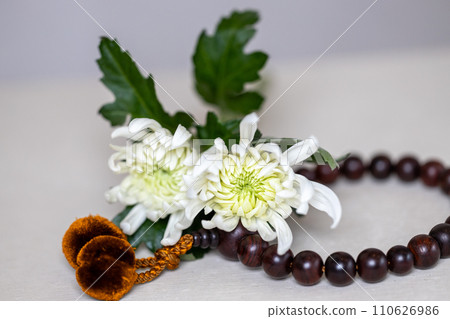 念珠、白菊花和淨化鹽(葬禮圖像) 念珠、白菊花和淨化鹽(葬禮圖像) 110626986