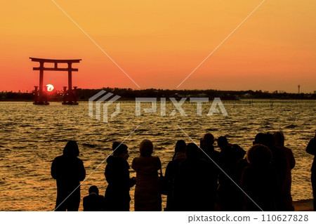 People watching the sunset over Otorii Gate of Lake Hamana, Hamamatsu City 110627828