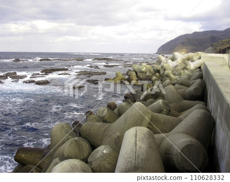 Ishikawa Prefecture, Kaiso Fishing Port, in front of the coastal uplift Ishikawa Prefecture, Kaiso Fishing Port, in front of the coastal uplift 110628332