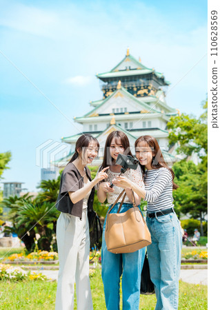 Girls' trip: Taking a selfie with friends in front of Osaka Castle 110628569