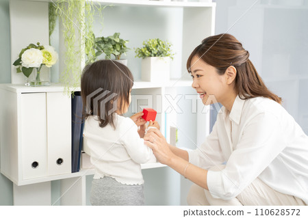 一個女孩和她的媽媽一起打掃衛生 一個女孩和她的媽媽一起打掃衛生 110628572