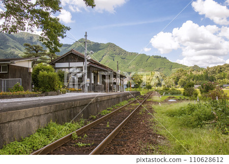 岡山美作瀧尾站 當地車站風景 木製車站大樓 鐵軌永遠綿延不絕 電影拍攝地 岡山美作瀧尾站 當地車站風景 木製車站大樓 鐵軌永遠綿延不絕 電影拍攝地 110628612