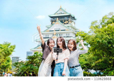 Girls' trip: Taking a selfie with friends in front of Osaka Castle Girls' trip: Taking a selfie with friends in front of Osaka Castle 110628668