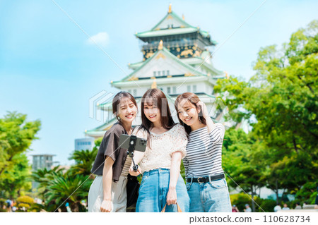 女子之旅 在大阪城天守閣前拍紀念照 110628734