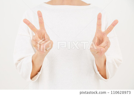 中年婦女做出雙重和平手勢 110628973