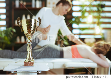 Massage therapist woman in massage cabinet making massage 110631310