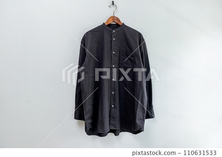 衣架上的黑色襯衫 衣架上的黑色襯衫 110631533