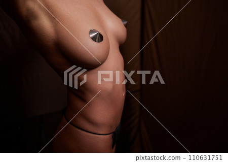 Cosmetologist using airbrush for spray tan apply to young woman body in beauty salon. 110631751
