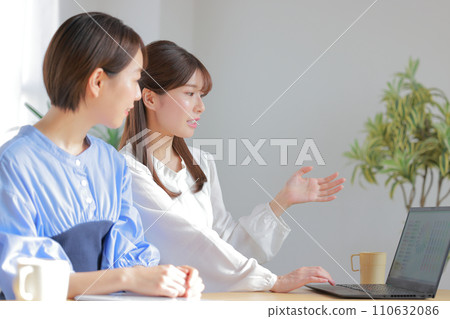 Designer woman showing and explaining a color chart_1 Designer woman showing and explaining a color chart_1 110632086