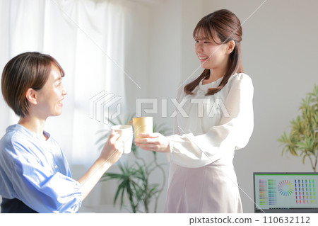 兩位設計師女性以咖啡杯敬酒_1 110632112
