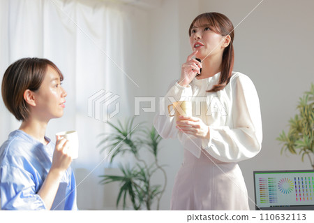 設計師女人用手指托著下巴思考_1 110632113