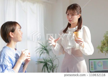 用手勢說話的設計師女人_1 110632116