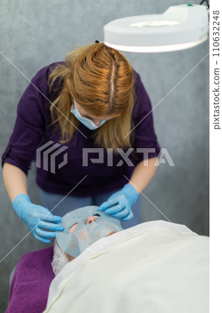 Comprehensive nourishment and hydration of facial skin in the beauty salon. Comprehensive nourishment and hydration of facial skin in the beauty salon. 110632248