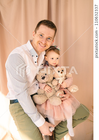 portrait of father with toddler daughter portrait of father with toddler daughter 110632337