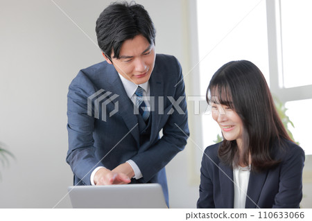 A manager who makes mistakes and a female subordinate who laughs and ignores them 1 A manager who makes mistakes and a female subordinate who laughs and ignores them 1 110633066