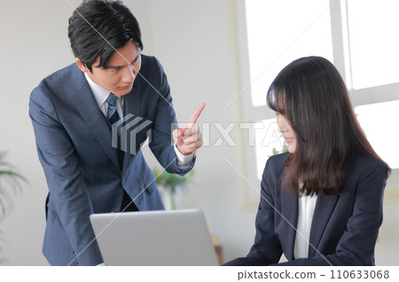 A manager who makes mistakes and a female subordinate who looks down 1 A manager who makes mistakes and a female subordinate who looks down 1 110633068