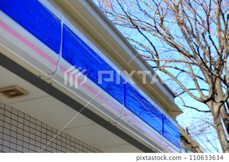 Image of the eaves of a convenience store Image of the eaves of a convenience store 110633634