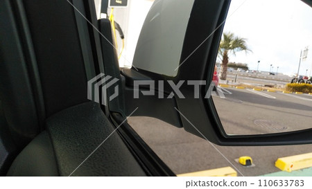 從汽車駕駛座看到的風景 110633783