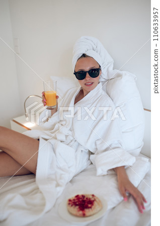 Pretty young woman in sunglasses looking gorgeous Pretty young woman in sunglasses looking gorgeous 110633957