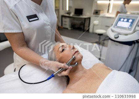 Mature woman having beauty procedure at cosmetological clinic 110633998