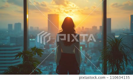 一位女士從辦公室窗戶眺望城市的 AI 影像 110634135