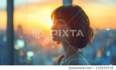 一位女士從辦公室窗戶眺望城市的 AI 影像 110634138