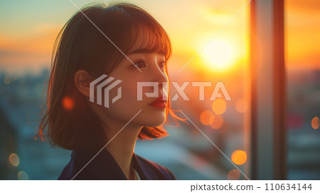 一位女士從辦公室窗戶眺望城市的 AI 影像 一位女士從辦公室窗戶眺望城市的 AI 影像 110634144