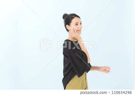 A woman in her 20s wearing a black cut-and-sew shirt A woman in her 20s wearing a black cut-and-sew shirt 110634296