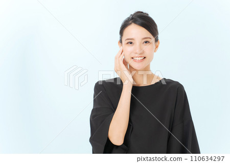 A woman in her 20s wearing a black cut-and-sew shirt A woman in her 20s wearing a black cut-and-sew shirt 110634297