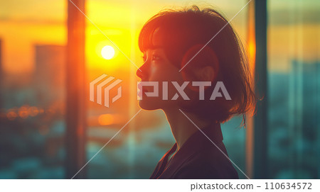 一位女士從辦公室窗戶眺望城市的 AI 影像 110634572