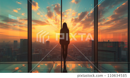 一位女士從辦公室窗戶眺望城市的 AI 影像 110634585