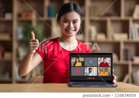 Young asian lady student recommending online course 110634859