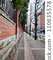 The sidewalk next to the Tokyo University brick wall 110635578