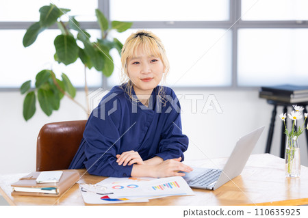 商業在電腦上工作的年輕女子 110635925