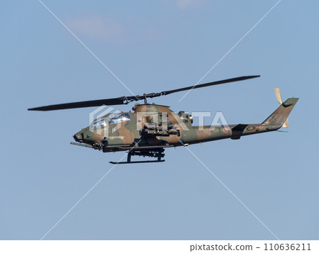 飛行中的反坦克直升機 AH-1S 眼鏡蛇 110636211